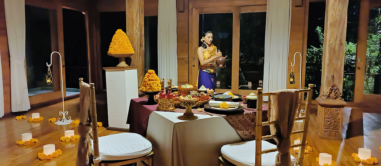 Balinese service of Balinese Royal Dinner, Kamandalu Ubud, Bali